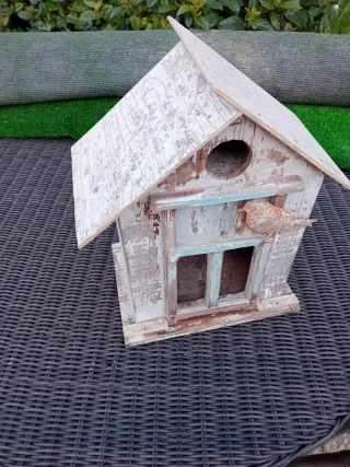 Casetta per uccellini decorata