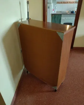 Vitrina de madera con puertas de cristal