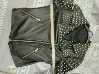 Giubbotto vera pelle borchiato nero