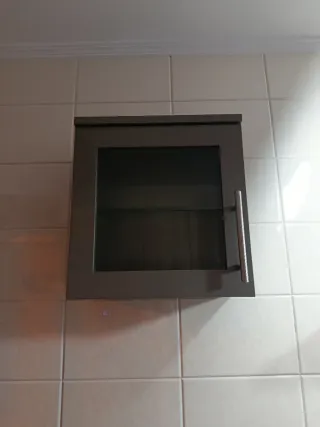 Armarios flotantes de madera y cristal