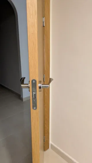 Puerta madera maciza