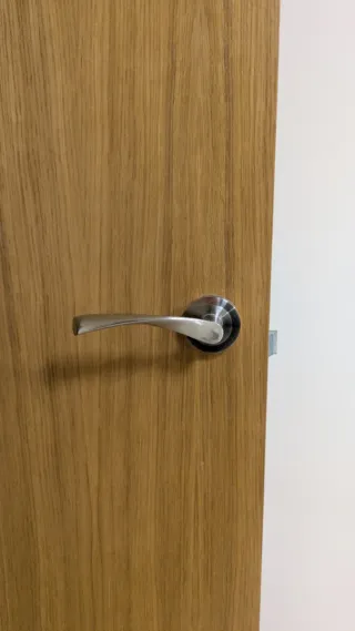 Puerta madera maciza