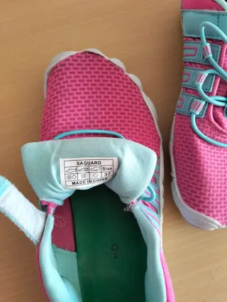 Zapatillas deportivas rosas y azules