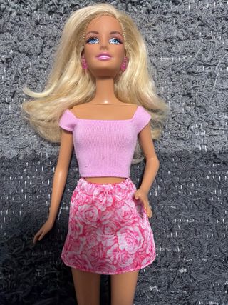 Barbie rubia con pendientes rosas