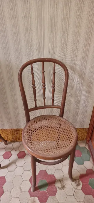 Mecedoras antiguas de mimbre y madera