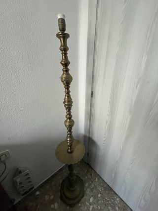 Lámpara de pie dorada de metal