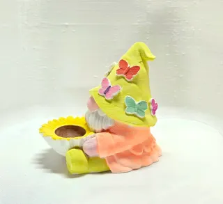 Gnomo con girasole decorativo