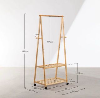 Perchero de bambú con ruedas