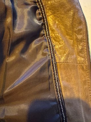 Cazadora de cuero genuino con capucha