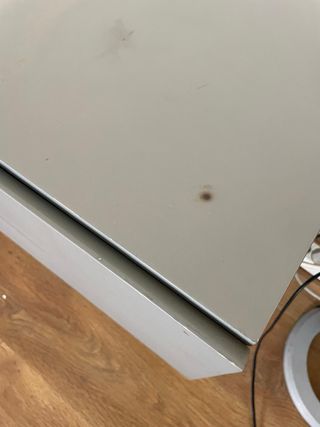 Mueble TV gris con patas de madera