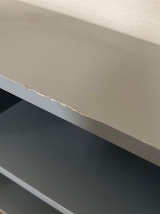 Mueble TV gris con patas de madera