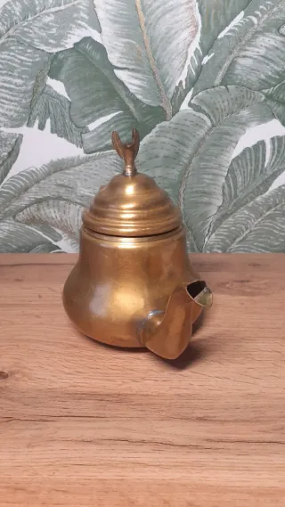 Tetera antigua de latón