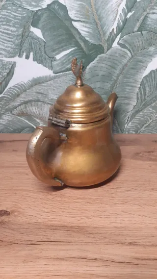 Tetera antigua de latón