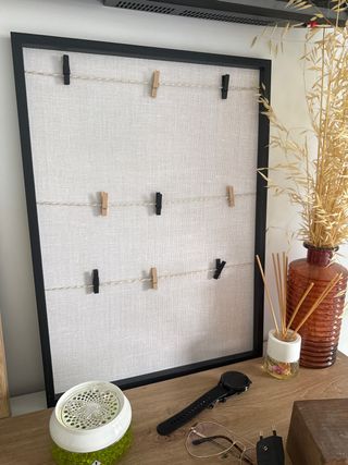 Cuadro decorativo con cuerdas y pinzas