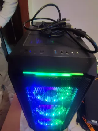 Ordenador sobremesa negro