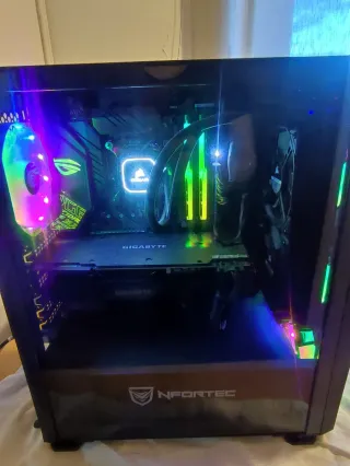 Ordenador sobremesa negro