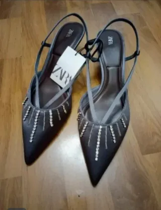 Zapatos Zara grises con pedrería
