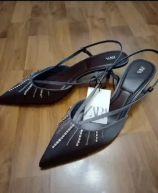 Zapatos Zara grises con pedrería