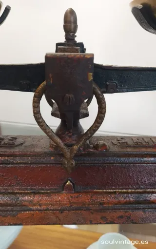 Antigua báscula de hierro