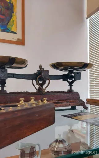 Antigua báscula de hierro