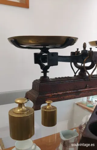 Antigua báscula de hierro