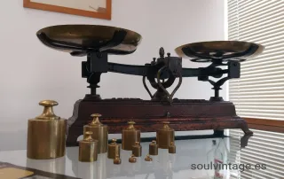 Antigua báscula de hierro