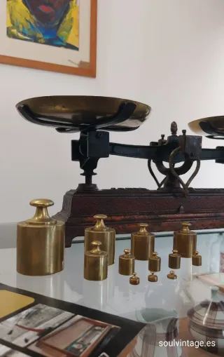 Antigua báscula de hierro