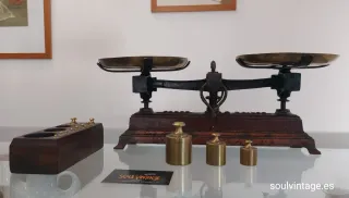 Antigua báscula de hierro