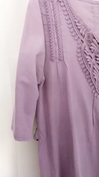 Camicia viola con dettagli in pizzo