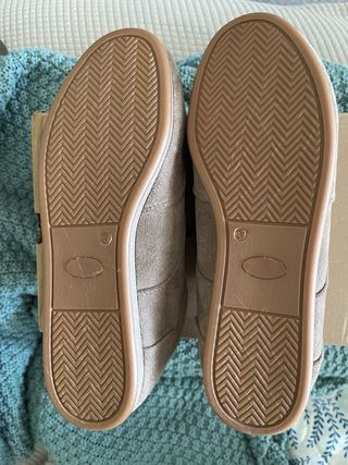 Zapatillas deportivas beige y blancas