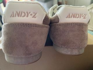 Zapatillas deportivas beige y blancas