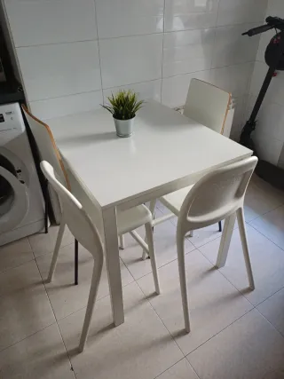 Mesa extensible y 4 sillas blancas