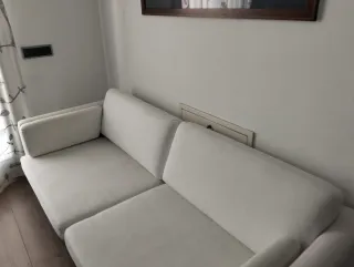 Sofá blanco de tela.