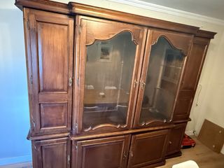 Mueble de castaño con vitrina