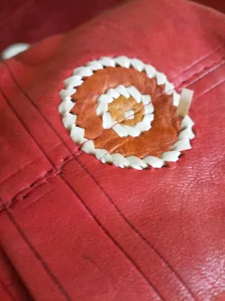 Bolso étnico cuero rojo. adornos en blanco y cuero