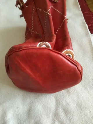 Bolso étnico cuero rojo. adornos en blanco y cuero