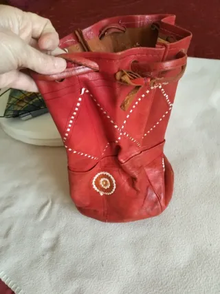 Bolso étnico cuero rojo. adornos en blanco y cuero