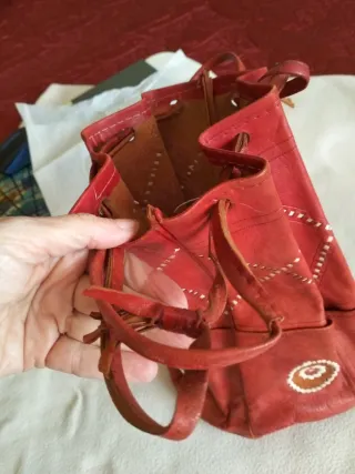 Bolso étnico cuero rojo. adornos en blanco y cuero