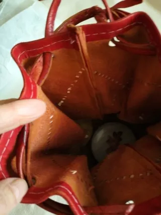 Bolso étnico cuero rojo. adornos en blanco y cuero