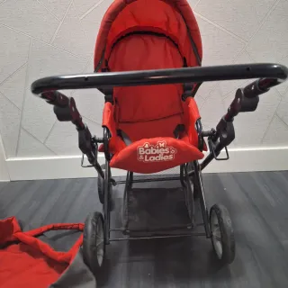 Carrito de muñecas rojo y negro