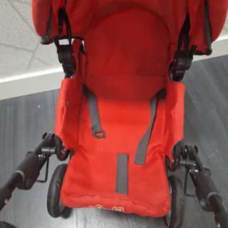 Carrito de muñecas rojo y negro