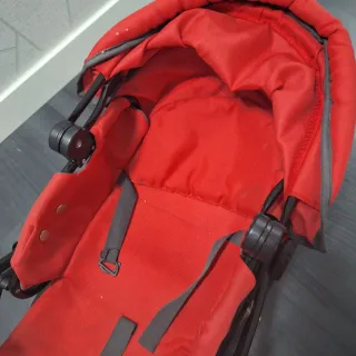 Carrito de muñecas rojo y negro