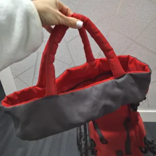 Carrito de muñecas rojo y negro