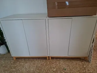 Mueble blanco con patas de madera, con dos puertas