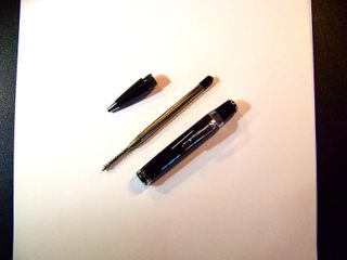 Bolígrafo pequeño muy elegante y manejable