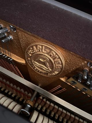 Piano de pared Pearl River MP-004B