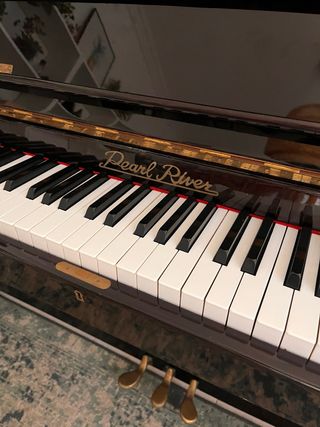 Piano de pared Pearl River MP-004B