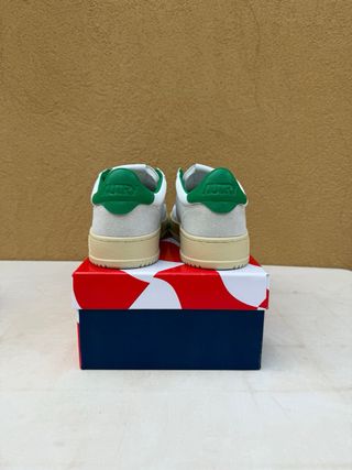 Sneakers Autry bianche e verdi con scatola.