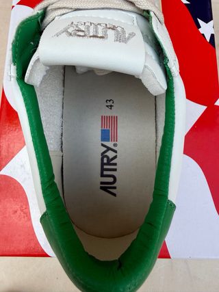 Sneakers Autry bianche e verdi con scatola.