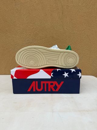 Sneakers Autry bianche e verdi con scatola.